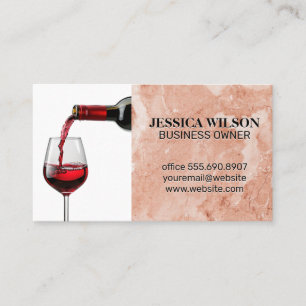 Rode wijn schenken in glas   Roze oranje marmer Visitekaartje