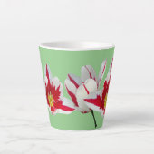 Rode witte tulpen sluiten lichtgroene latte Mok (Voorkant)