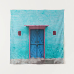 RODE WOODEN DEUR OP BLAUWE CONCRETE WALL WANDKLEED