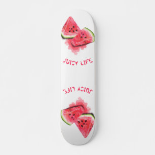 Rode zoete juicy watermeloenen — gebak — vers skateboard
