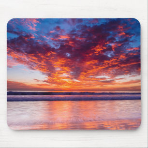 Rode zonsondergang boven de zee, Californië Muismat