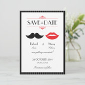 Rode, zwarte en witte snor en lips bruiloft save the date (Staand voorkant)