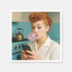 Rodekop vrouw typt op mobiele telefoon servet