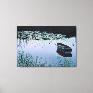 Roeiboot op klein meer omringd door water canvas afdruk