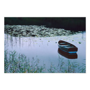 Roeiboot op klein meer omringd door water foto afdruk