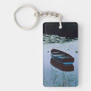 Roeiboot op klein meer omringd door water sleutelhanger