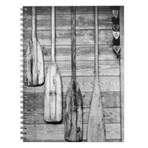 Roeispanen hangen aan houten schuur in Big Cypress Notitieboek