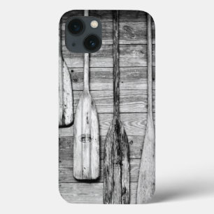 Roeispanen zijn opgehangen aan houten schuur in Bi iPhone 13 Hoesje