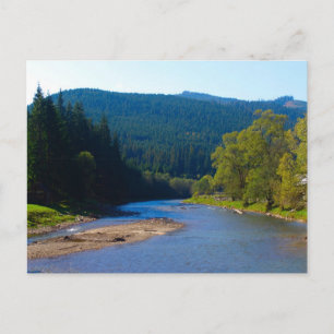 Roemenië, Moldova, rivier onder de pijnboombossen Briefkaart