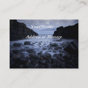 Roep en rotsen langs de oceaankust. visitekaartje