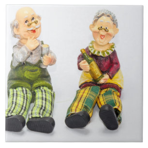 Roestaarfiguren van oud paar drink wijn tegeltje