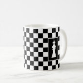 Roi blanc sur Mug de café d'échecs noir et blanc (Devant droit)