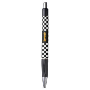 Roi doré sur stylo à motif d'échiquier noir et bla