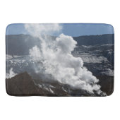 Roken van fumarole in krater van actieve vulkaan badmat (Voorkant)
