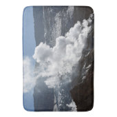 Roken van fumarole in krater van actieve vulkaan badmat (Voorkant Verticaal)