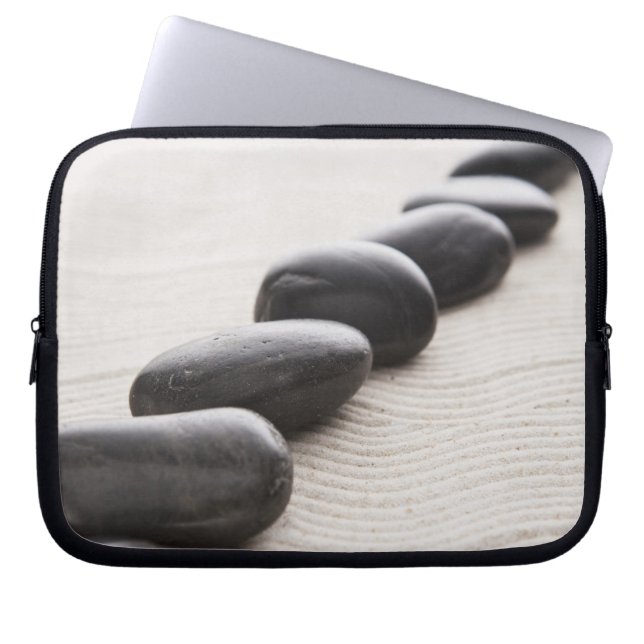 Rokken op zand laptop sleeve (Voorkant)