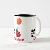 Roll With It Chill Vibes Ladybug Quote Art Tweekleurige Koffiemok (Voorkant rechts)