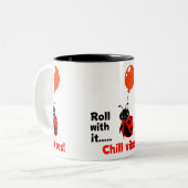 Roll With It Chill Vibes Ladybug Quote Art Tweekleurige Koffiemok (Voorkant links)