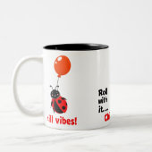 Roll With It Chill Vibes Ladybug Quote Art Tweekleurige Koffiemok (Links)