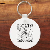 Rollin’ Into 2026 Raccoon Dumpster Fire Funny New Sleutelhanger (Voorkant)
