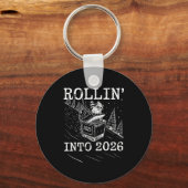 Rollin’ Into 2026 Raccoon Dumpster Fire New Year M Sleutelhanger (Voorkant)