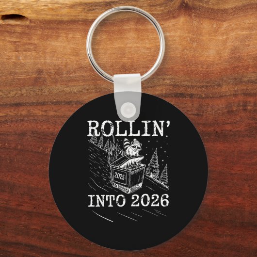 Rollin’ Into 2026 Raccoon Dumpster Fire New Year M Sleutelhanger (Voorkant)