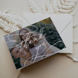 Romantic Dark Photo Overlay Mariage Carte de remer<br><div class="desc">Ce carte de remerciements mariage romantique à motif photo foncé est parfait pour un mariage simple. Le design classique moderne comprend des tourbillons fantaisistes et des fleurs fantaisistes avec une magnifique typographie élégante et lettrée à la main. Ces cartes peuvent être utilisées pour un mariage, une douche nuptiale ou tout...</div>