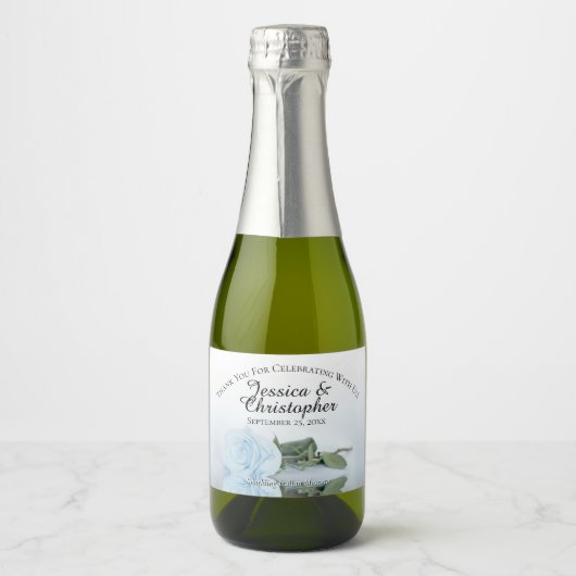Romantic Dusty Blue Roos Weddenschap Sparkling Wijnetiket (Voorkant)