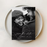 Romantic Elegant Script Mariage photo<br><div class="desc">Annoncez votre journée spéciale avec une élégance intemporelle en utilisant notre romantique Elégant Script Photo Wedding Enregistrer la Date. Doté d'une photo en noir et blanc candide du couple heureux, cette carte est ornée d'un script de calligraphie manuscrit sophistiqué, ajoutant une touche de romance à votre faire-part mariage. Le design...</div>