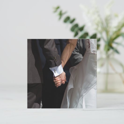 Romantic en Elegant Wedding Couple Holding Hands Kaart (Staand voorkant)