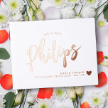 Romantic Gold Heart Nom en Mariage de script<br><div class="desc">Livre d'or mariage blanc avec votre nom de famille partagé dans un script doré écrit sur la couverture avec vos noms, lieu mariage et date de mariage à côté d'un coeur de feuille d'or. Livre d'or et blanc mariage avec un coeur doré et votre nom dans un grand script à...</div>