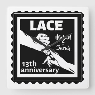 Romantic houdt 13e trouwdag in handen vierkante klok