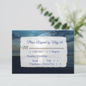 Romantique Blue Ocean Sunset Wedding carte RSVP (Debout devant)