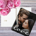 Romantique Custom Photo Love Script rendre unique<br><div class="desc">L'amour est dans l'air, ce design est simple et romantique ; et il fait la conversation pour vous. Symbole ou représentation de l'amour, il suffit de télécharger votre photo préférée pour la customiser et la rendre unique. La typographie de script d'amour est également personnalisable, pour vous de le personnaliser avec...</div>