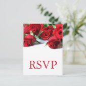 Romantique Red Roses Mariage RSVP carte postale (Debout devant)