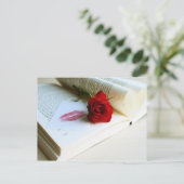 Romantisch bijtend boek briefkaart (Staand voorkant)