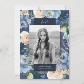 Romantisch Dusty Blue Floral Afstuderen Foto Aankondiging (Voorkant)