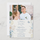 Romantisch Dusty Blue Floral Fotobruiloft Kaart (Voorkant)