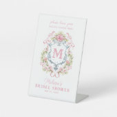 Romantisch Floral Crest Monogram | Bruidswelkom Reclamebord Met Voetstuk (Voorkant)