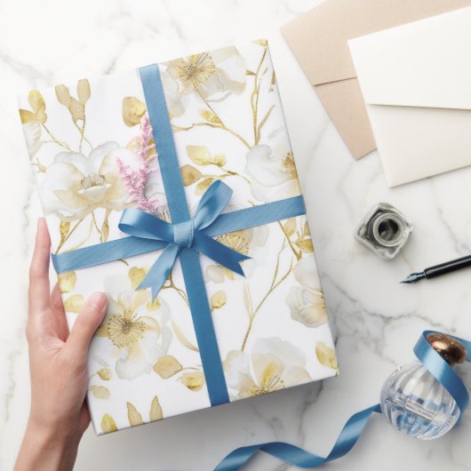 Romantisch goud witte bloemige bruidsdouche cadeaupapier (Geschenken)