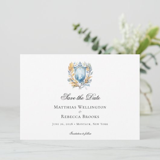 Romantisch Klassiek Blauw Crest Monogram Bruiloft Save The Date (Staand voorkant)