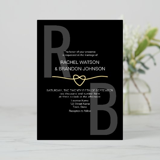 Romantisch Monogram Goud en Zwart Trouwen QR Code Folie Uitnodiging (Staand Voorkant)