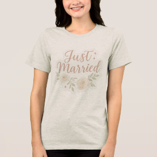 Romantisch net getrouwd met bloemensticker Tri-Blend shirt
