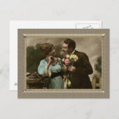 Romantisch paar - haar bloemen brengen briefkaart (Voorkant / Achterkant)