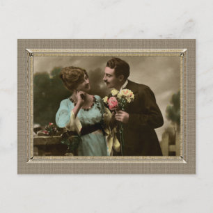 Romantisch paar - haar bloemen brengen briefkaart