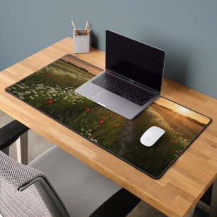 Romantisch paar wandelen in Summer Meadow Bureaumat