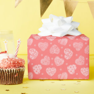 Romantisch patroon van harten en rozen op roze cadeaupapier