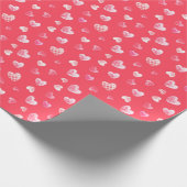 Romantisch patroon van witte harten op koraalrood cadeaupapier (Hoek)