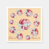 Romantisch rood hart gebonden aan witte lintboog servetten (Voorkant)