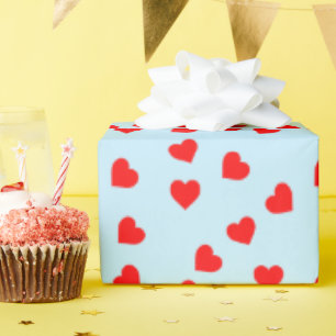 Romantisch speels rood hart patroon pastelblauw cadeaupapier